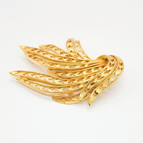 Monet Vintage Gold Feather Brooch Pendant Large Textured Open Work Pin - Picture 1 of 5